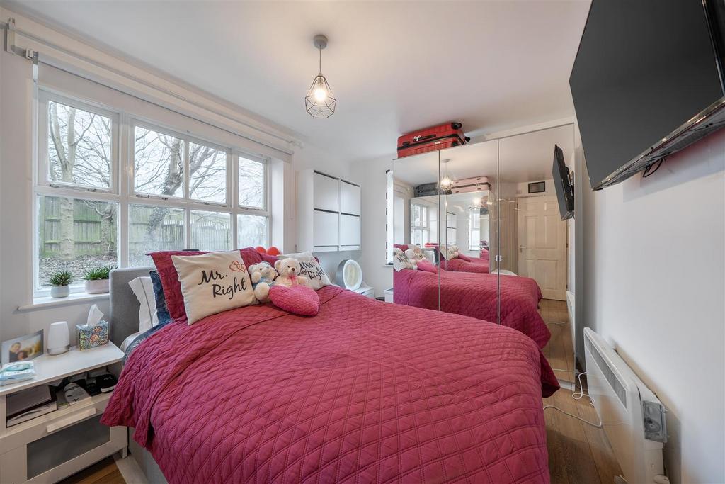 Bedroom 1.jpg
