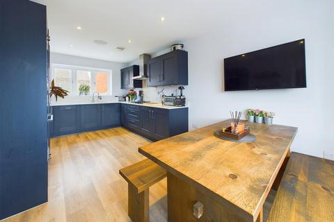 3 bedroom detached house for sale, Villard Close, Coombe Hill