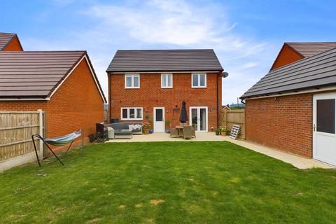3 bedroom detached house for sale, Villard Close, Coombe Hill