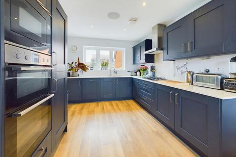 3 bedroom detached house for sale, Villard Close, Coombe Hill