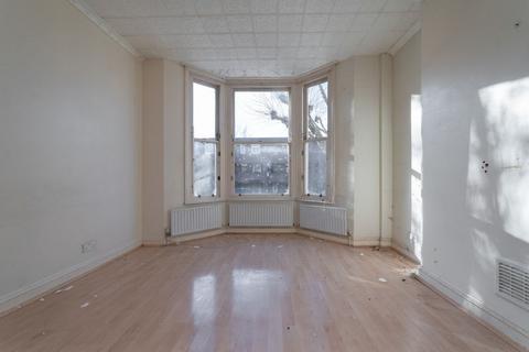 3 bedroom maisonette for sale, Fernhead Road, London