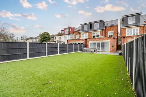 undefined, Kingswood Chase, Leigh-on-Sea SS9