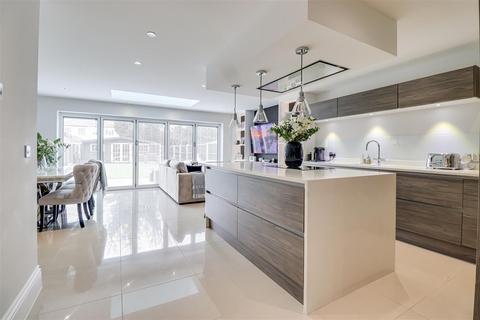 undefined, Kingswood Chase, Leigh-on-Sea SS9