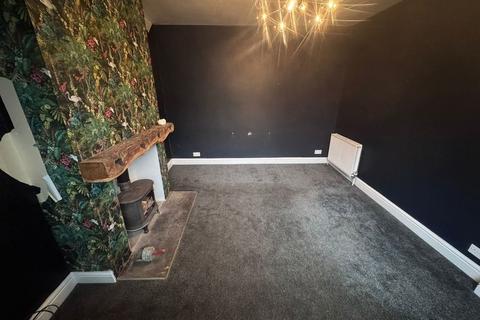 2 bedroom end of terrace house to rent, Savile Road, Huddersfield