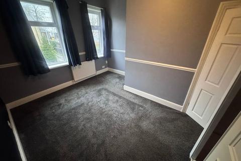 2 bedroom end of terrace house to rent, Savile Road, Huddersfield