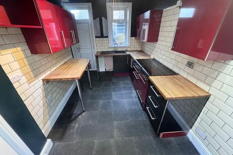 2 bedroom end of terrace house to rent, Savile Road, Huddersfield