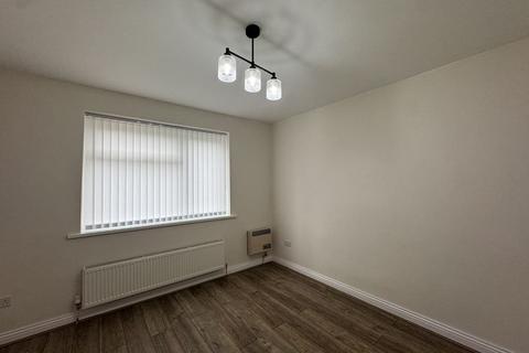 3 bedroom semi-detached house to rent, Grosvenor Road, Huddersfield