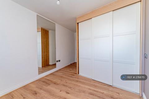 2 bedroom flat to rent, Arklay Close, Uxbridge, UB8