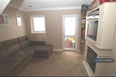 2 bedroom terraced house to rent, Long Court, Purfleet, RM19