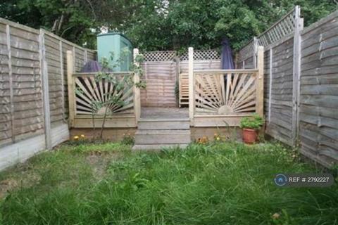 2 bedroom terraced house to rent, Long Court, Purfleet, RM19