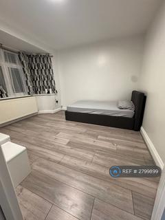 2 bedroom flat to rent, Ilford, Ilford, IG6