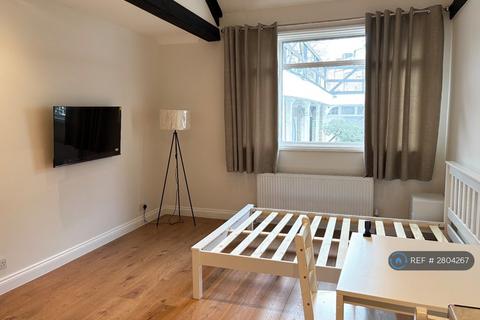 Studio to rent, Danbury St, London, N1