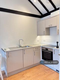 Studio to rent, Danbury St, London, N1