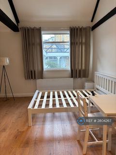 Studio to rent, Danbury St, London, N1