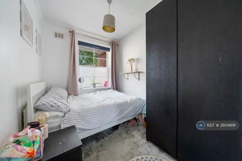 3 bedroom flat to rent, Vauban Estate, London, SE16