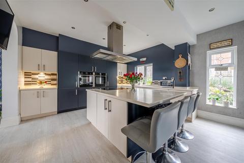 5 bedroom detached house for sale, Tiverton Road, Cullompton