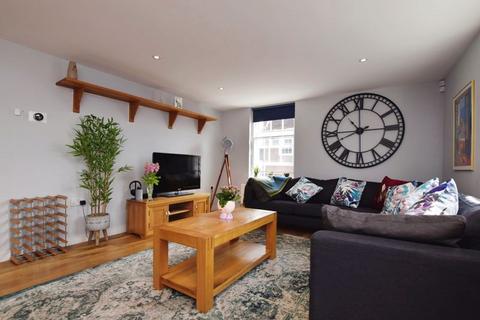 2 bedroom flat to rent, Queen's House, Fish Row, Salisbury                                                   *LIFT*