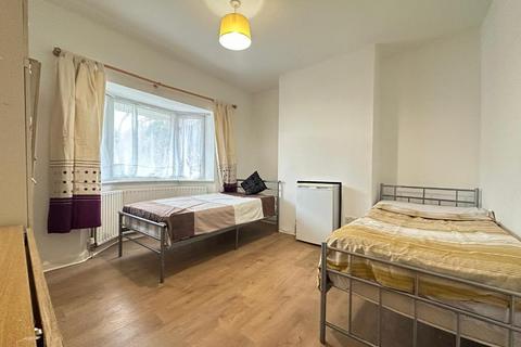 1 bedroom in a house share to rent, Long Drive, London, W3 7PJ