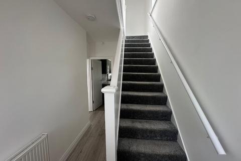 3 bedroom end of terrace house to rent, Brampton Road, London