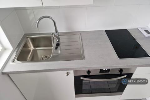 Studio to rent, Pullman Court, London, SW2
