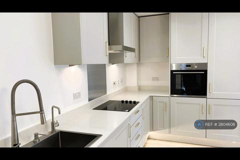 2 bedroom flat to rent, Bridgeman House, Watford, WD18