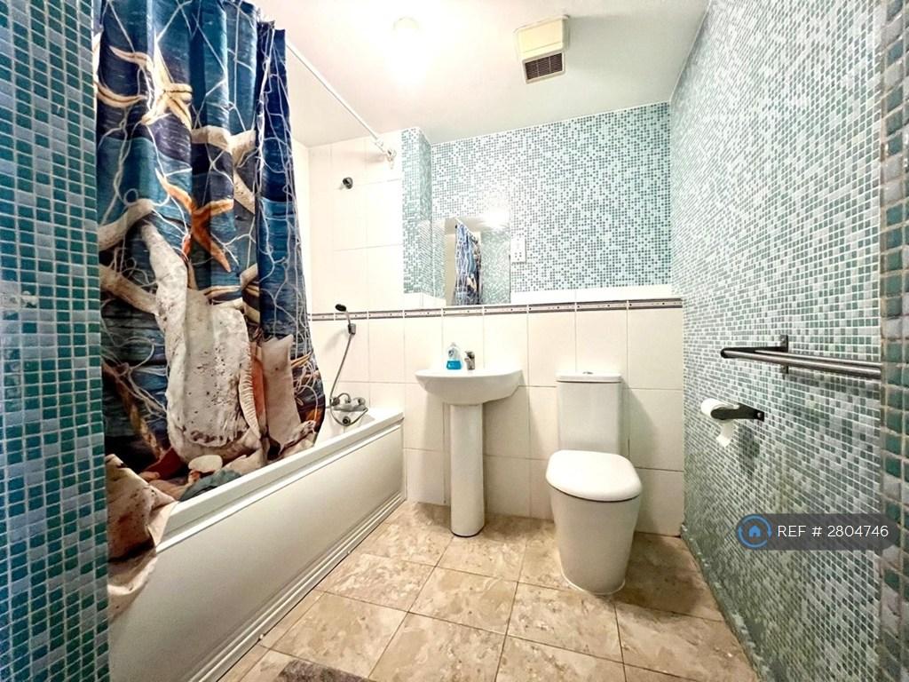 Communal Bathroom For Family And Guest