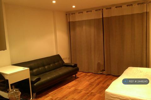 Studio to rent, Caspian Wharf, London, E3