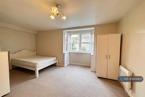 Studio to rent, Balmoral Mews, London, W12