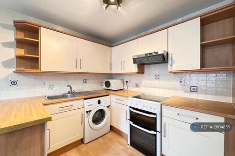Studio to rent, Balmoral Mews, London, W12
