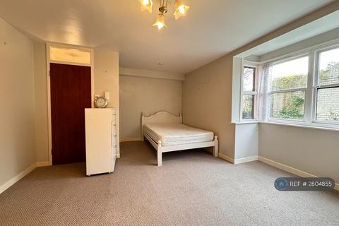 Studio to rent, Balmoral Mews, London, W12