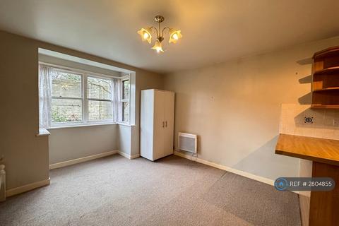 Studio to rent, Balmoral Mews, London, W12