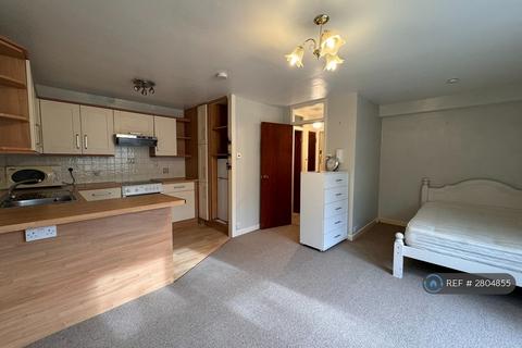 Studio to rent, Balmoral Mews, London, W12