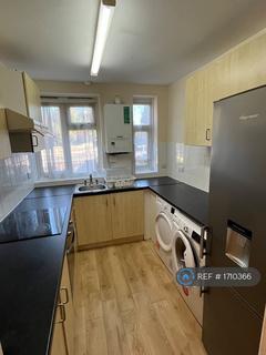 3 bedroom flat to rent, Craven House, London, N2
