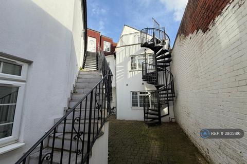 2 bedroom flat to rent, Wendover Road, London, NW10