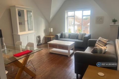3 bedroom flat to rent, Broom Road, Teddington, TW11