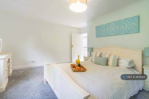 2 bedroom flat to rent, Park Court, Poole, BH13
