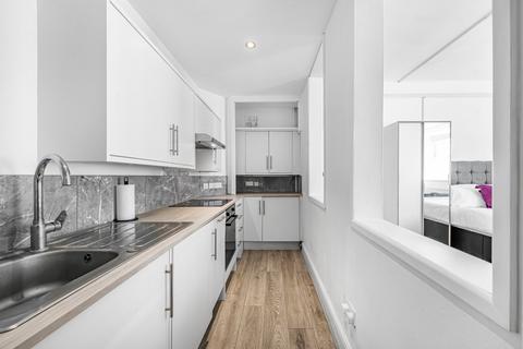 Studio to rent, Lancaster Gate, London W2