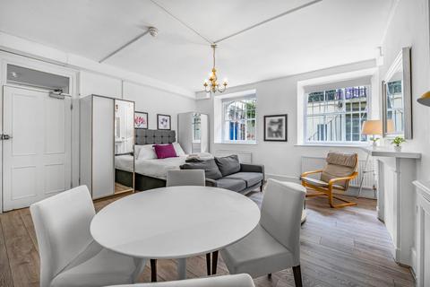 Studio to rent, Lancaster Gate, London W2