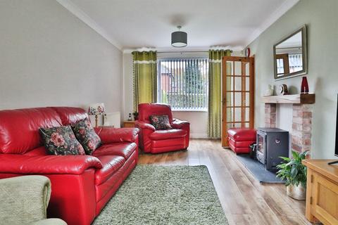 3 bedroom semi-detached house for sale, Foxcroft Mount, Leeds