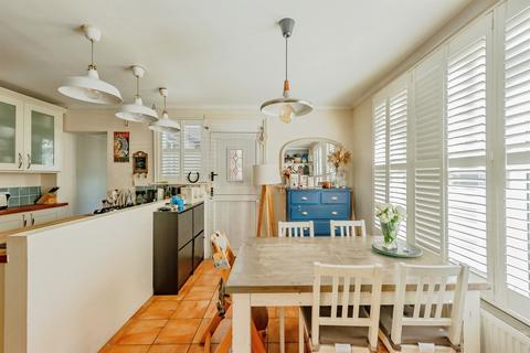 2 bedroom detached house for sale, Victoria Road, Redhill