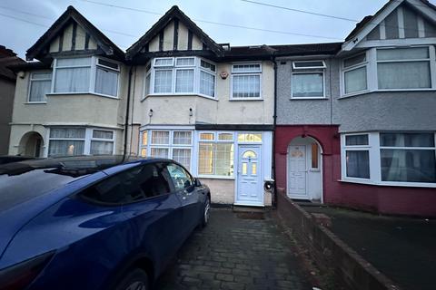 5 bedroom terraced house to rent, Brian Road, Romford