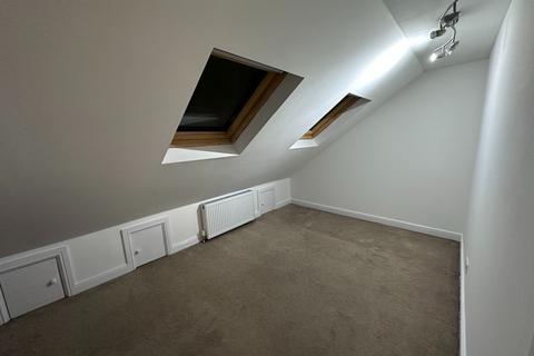 5 bedroom terraced house to rent, Brian Road, Romford