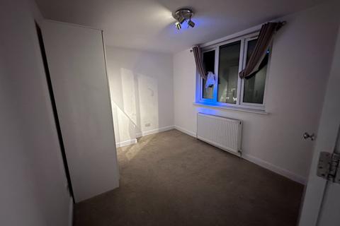 5 bedroom terraced house to rent, Brian Road, Romford