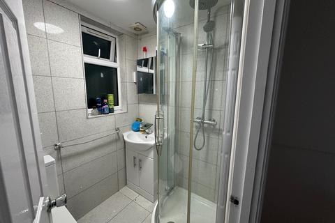 5 bedroom terraced house to rent, Brian Road, Romford