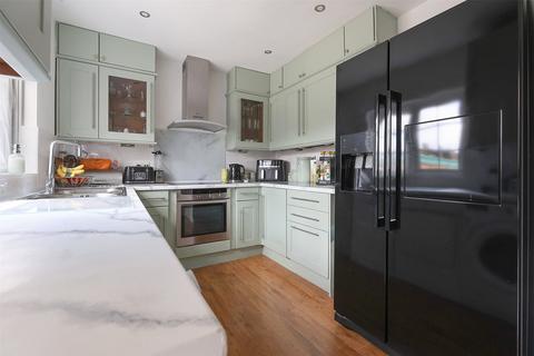 3 bedroom end of terrace house for sale, Harrow Road, Warlingham, Surrey, CR6