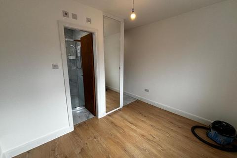 Studio to rent, Chapter Road , Dollis Hill, NW2