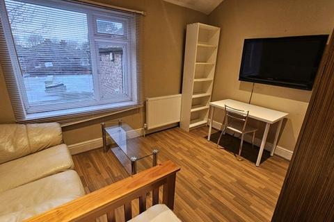 1 bedroom in a flat share to rent, Mauldeth Road, Manchester, M14