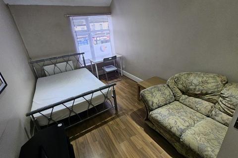 1 bedroom in a flat share to rent, Mauldeth Road, Manchester, M14