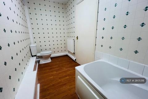 Studio to rent, Trenholme Avenue, Bradford, BD6