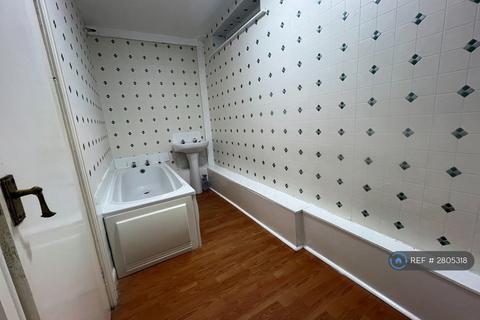 Studio to rent, Trenholme Avenue, Bradford, BD6
